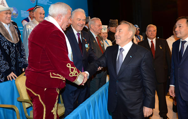 Президент Республики Казахстан Н.А.Назарбаев приветствует Папп А.А.